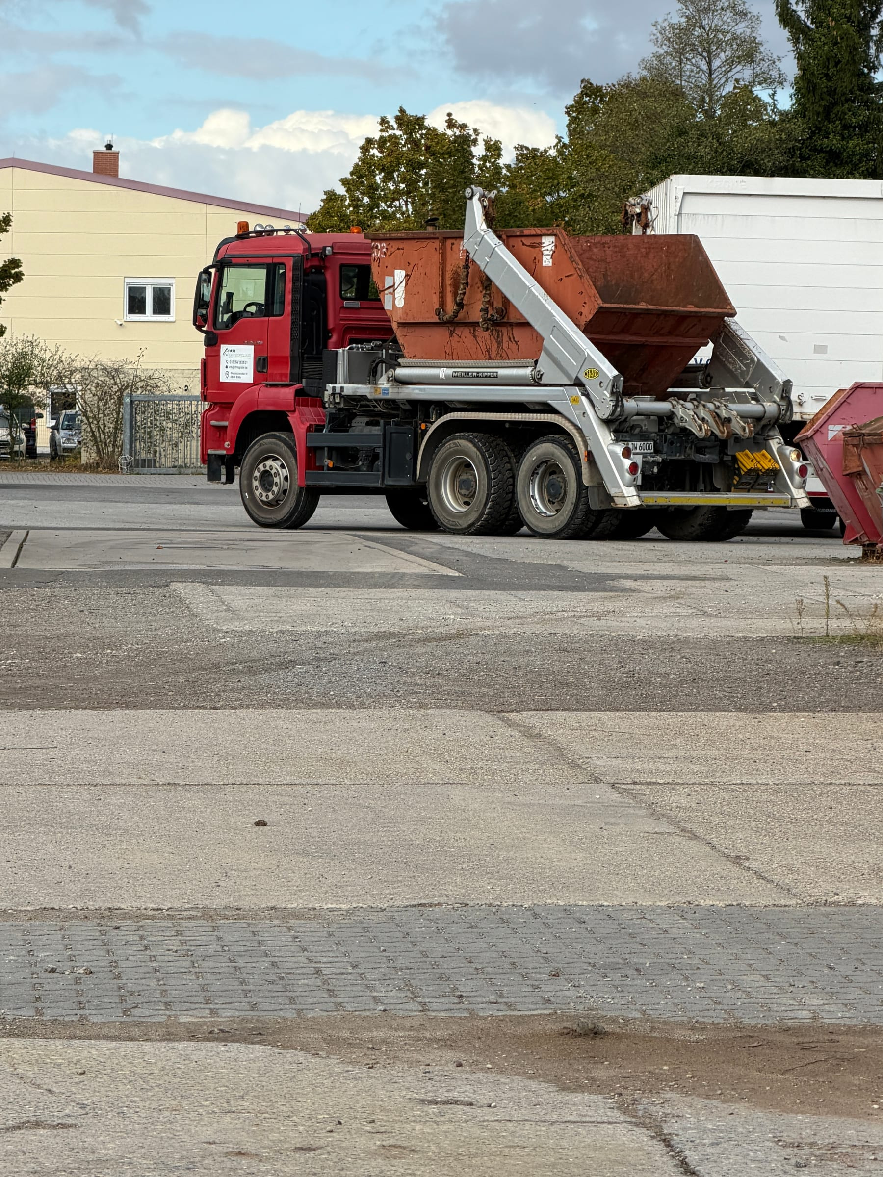 Absetzkipper mit Container | WH Entsorgung