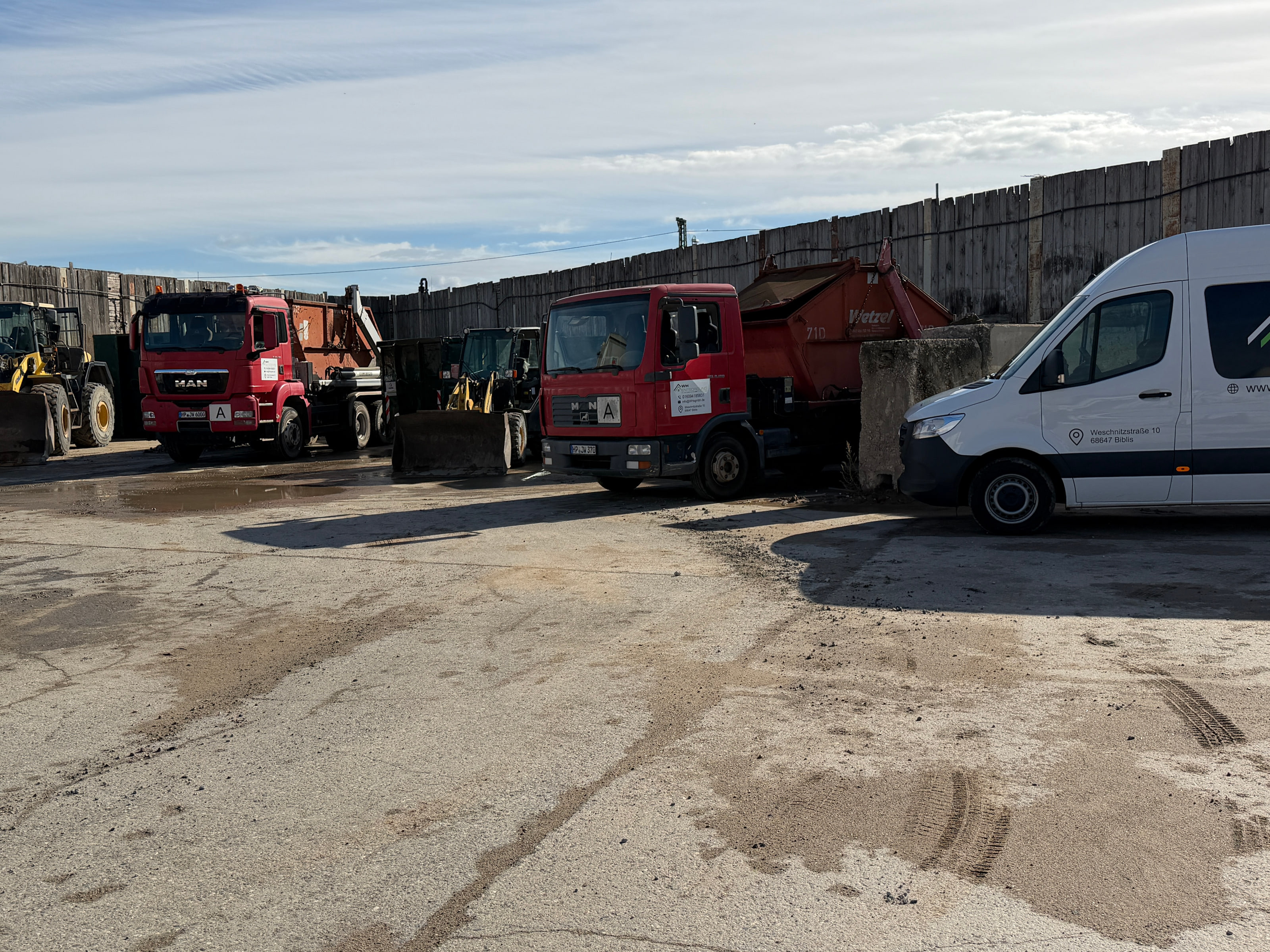 Fuhrpark der WH Sanierungs GmbH mit Absetzkippern und Transporter auf dem Betriebshof