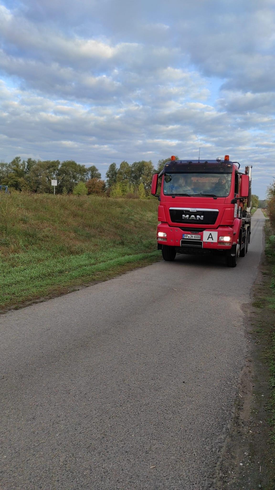 LKW der WH Entsorgung unterwegs in der Region